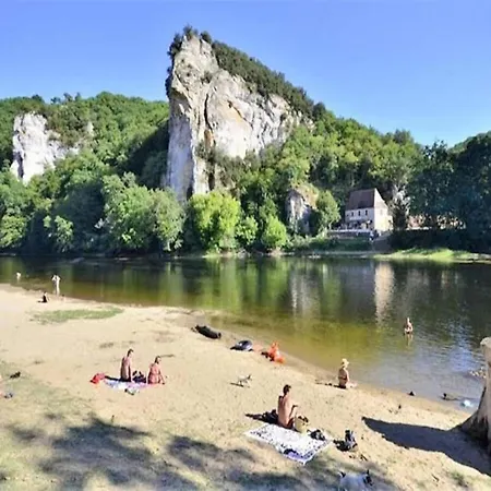 Сasa de vacaciones Grives Poolside Family Escape