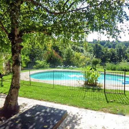 Сasa de vacaciones Grives Poolside Family Escape